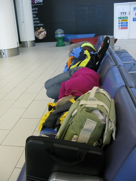 Tüdrukute siesta Catwicki lennujaama ootesaalis